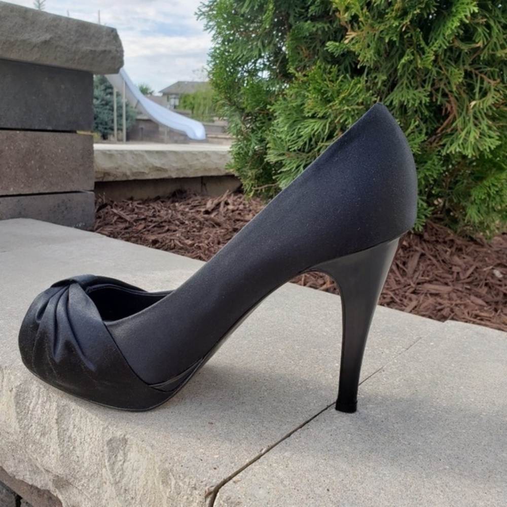 White House Black Market Ray Satin Pleat Heels 8.5 - Picture 3 of 5